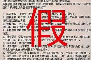 场上踢得不太顺的哈兰德？半场结束时被裁判无意间打到嘴部